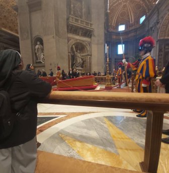 Ksiądz dyrektor uczestniczy w ceremoniach żałobnych Papieża Franciszka