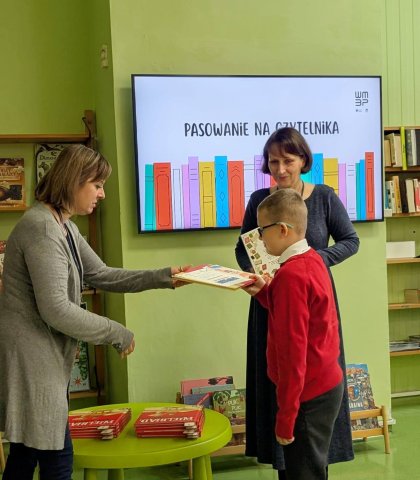 Pasowanie na Czytelnika klasy 2A (1).jpg
