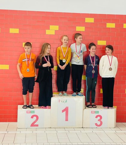 X Szkolne Mistrzostwa Wyspy Portowej w pływaniu (1).jpg