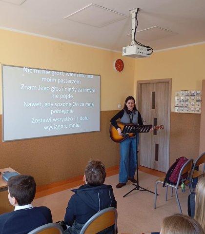 Drugi dzień rekolekcji szkolnych (17).jpeg