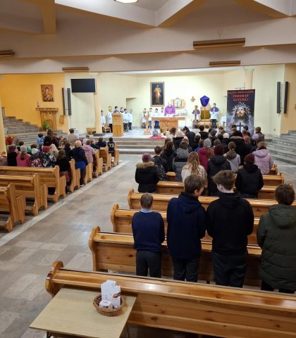 Ostatnia przedświąteczna Eucharystia szkolna (1).jpeg