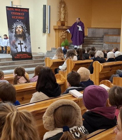 Ostatnia przedświąteczna Eucharystia szkolna (9).jpeg