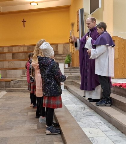 Ostatnia przedświąteczna Eucharystia szkolna (12).jpeg